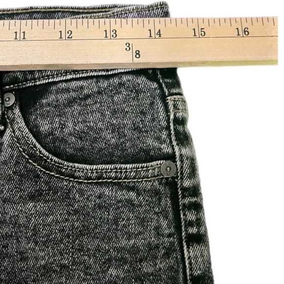 Kendall + Kylie Drifter High-rise Acid Wash Raw Hem Shorts, 9/29 - Picture 6 of 7